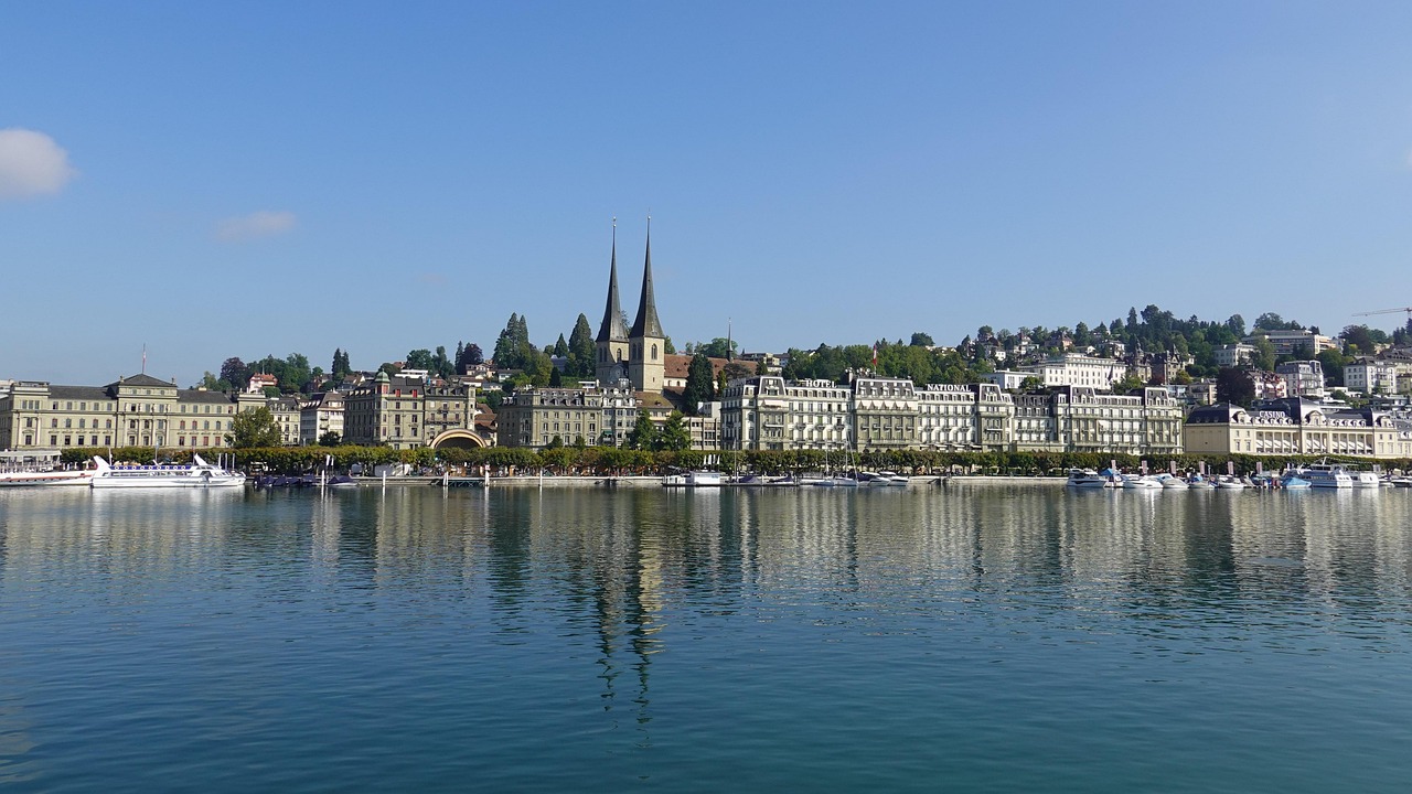 Vista panorâmica do Lago de Lucerna com a cidade, o KKL e as montanhas ao fundo, ponto de partida do Gotthard Panorama Express e do Golden Round Trip ao Pilatus