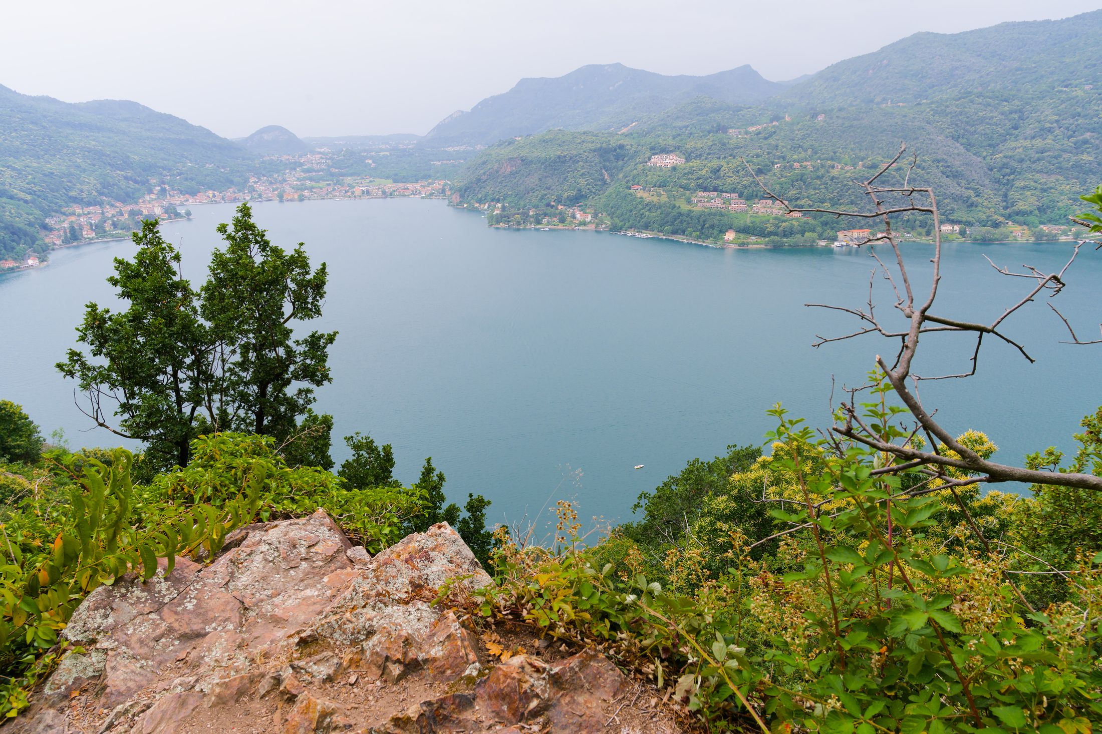 Aldeia de Morcote vista da água do Lago de Lugano, a Pérola do Ceresio, com a igreja de Santa Maria del Sasso no alto da encosta, Ticino