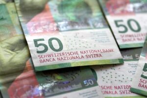 Cédulas de 50 francos suíços, a moeda oficial da Suíça