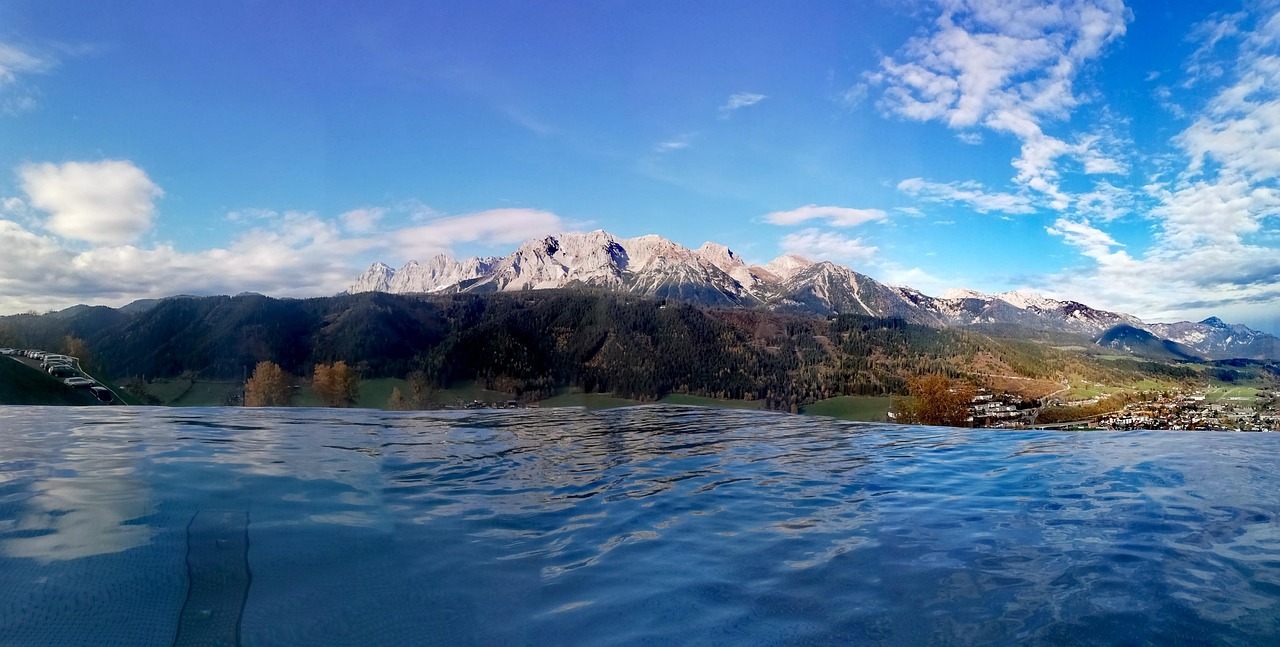 Piscina de borda infinita com vista panorâmica para os Alpes