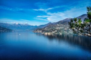 O Lago de Como, no norte da Itália, visto da margem, a poucos minutos da Suíça