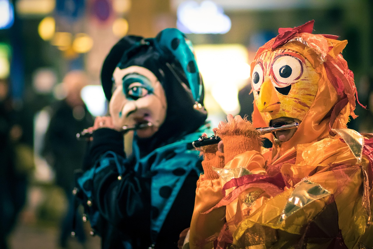 Figuras mascaradas do carnaval da Basileia, a Fasnacht, tocando pífaros à noite