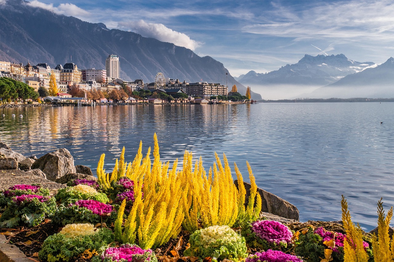 Montreux e o Lago Léman com o Château de Chillon ao fundo, arco natural que Lavaux completa