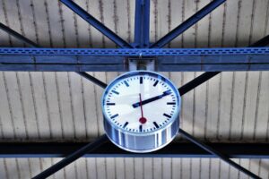 Relógio de estação ferroviária na Suíça