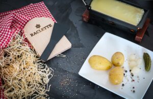 Raclette: queijo derretido sobre batatas