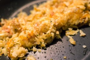 Rösti, o bolo de batata ralada e frita da Suíça