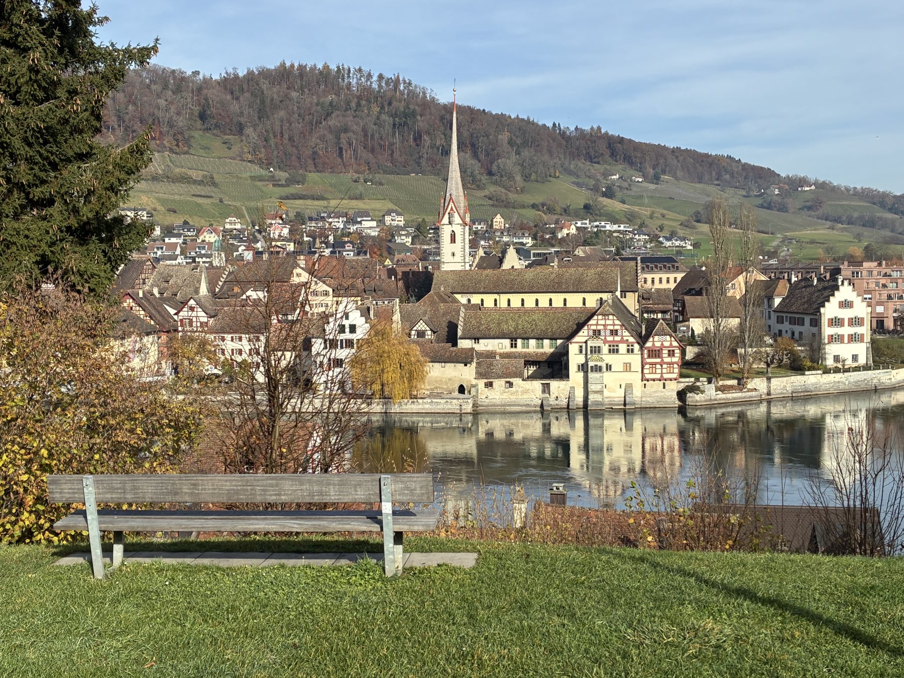 O centro histórico de Stein am Rhein refletido no Rio Reno, com a torre da igreja e o mosteiro de São Jorge