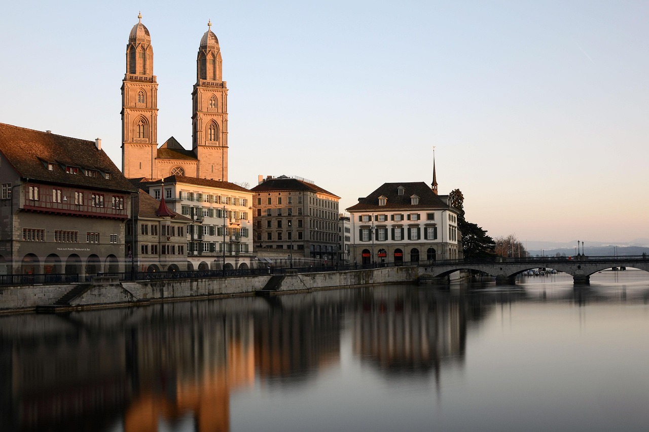 O Grossmünster e a margem do Limmat vistos da Altstadt de Zurique