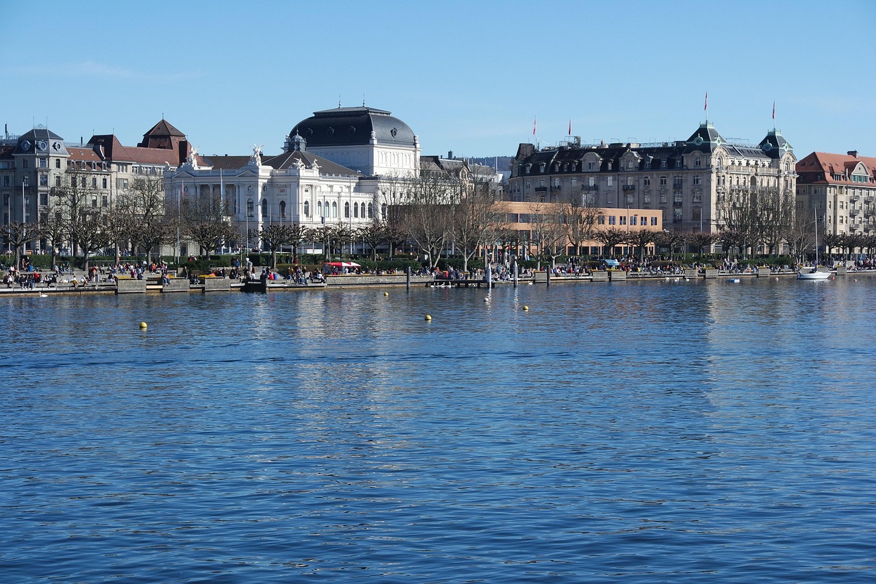 Margem do Lago de Zurique com a Opernhaus e a promenade movimentada ao fundo