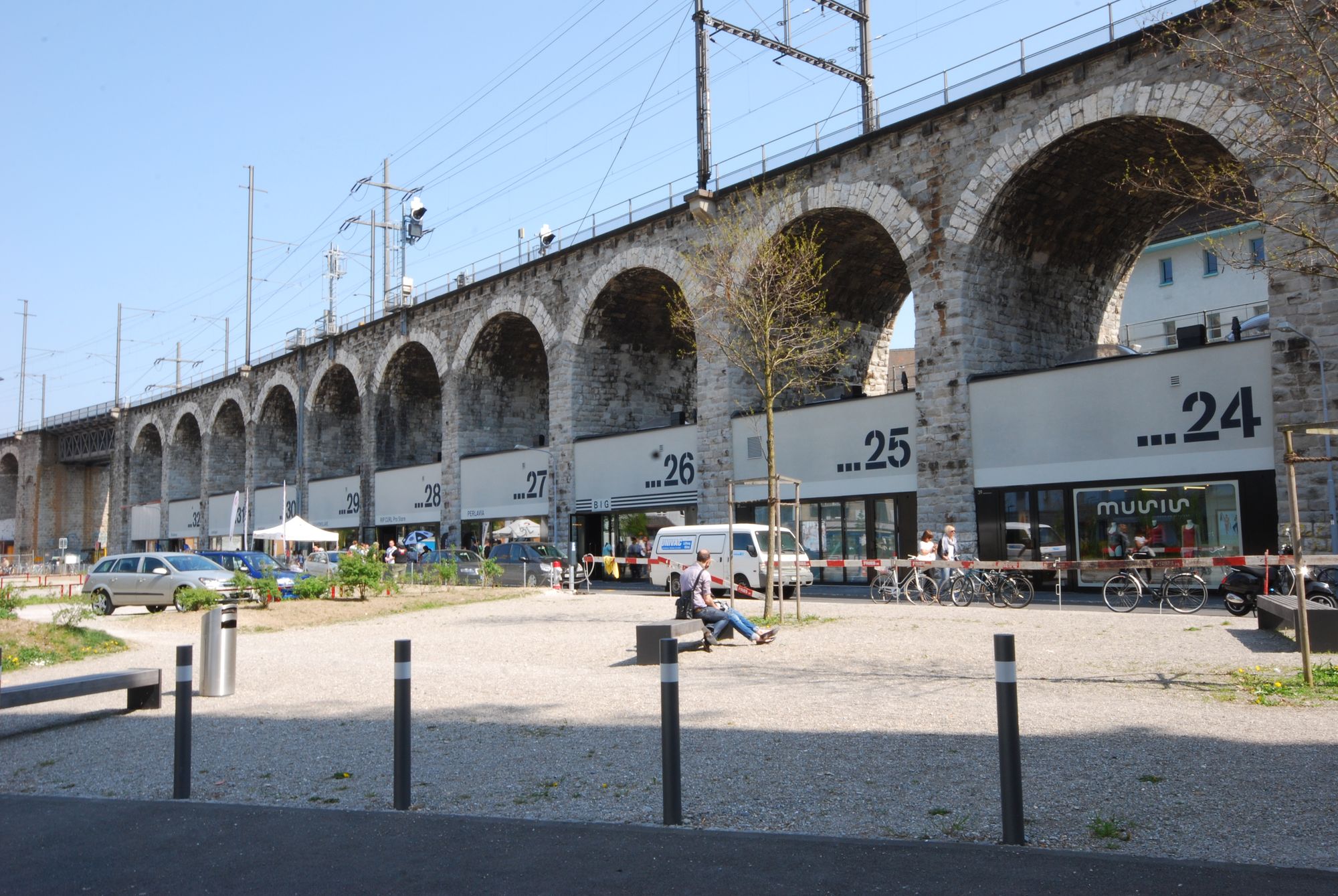 Arcos do Viadukt em Zürich-West transformados em boutiques e restaurantes