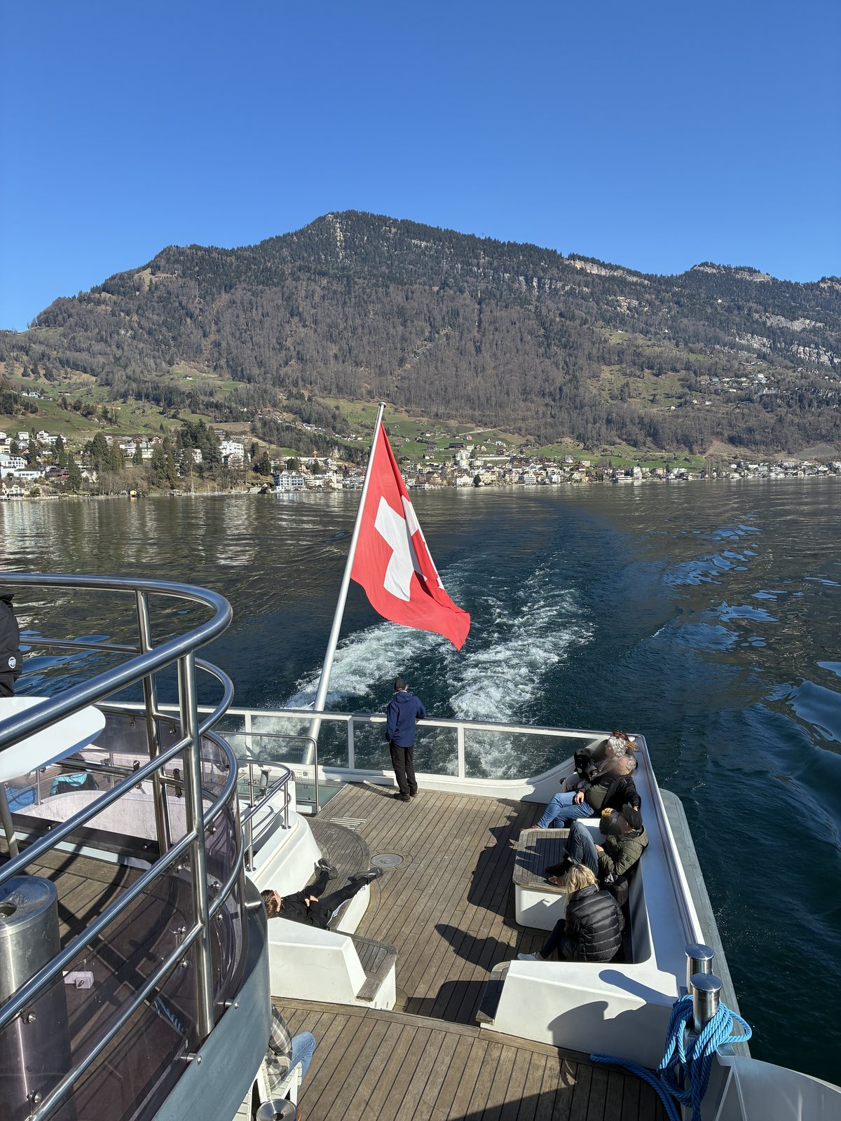 Bandeira suíça na popa de um barco navegando o Lago de Lucerna