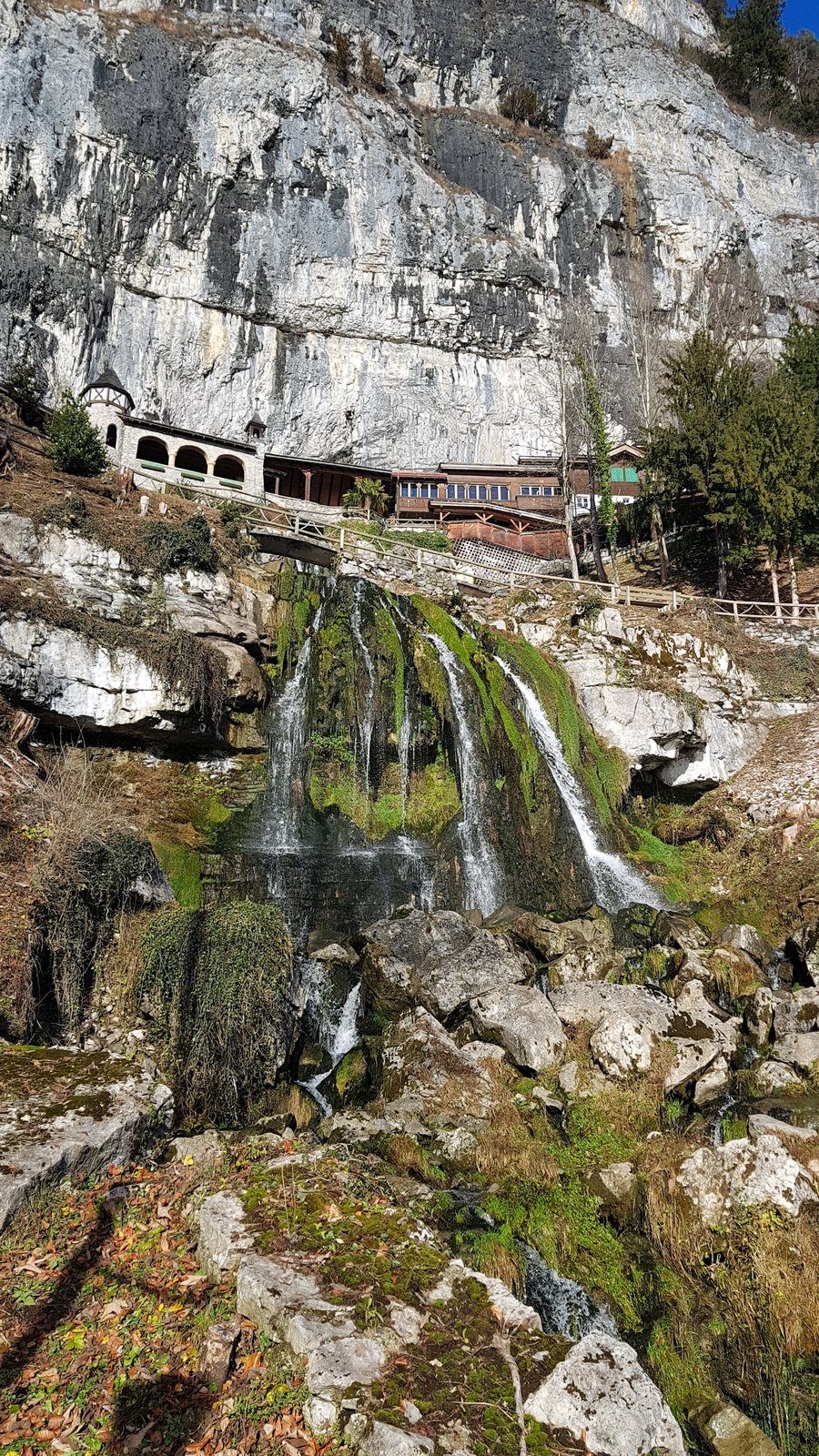 Escadas e passarelas de acesso talhadas na rocha, no caminho até a área das grutas de São Beatus
