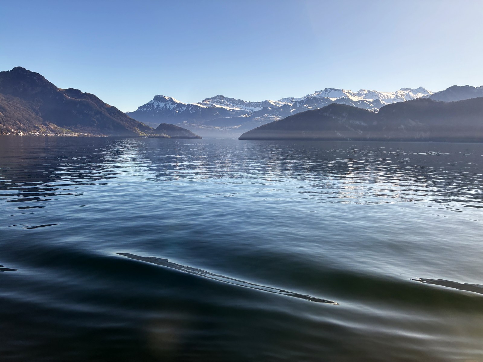 Alpes nevados vistos do Lago de Lucerna em dia de céu limpo