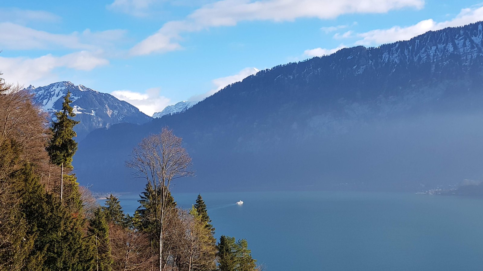 Águas azuis do Lago Thun vistas do alto de Beatenberg, com montanhas ao fundo