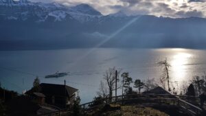 Raios de sol sobre o Lago Thun vistos de Beatenberg