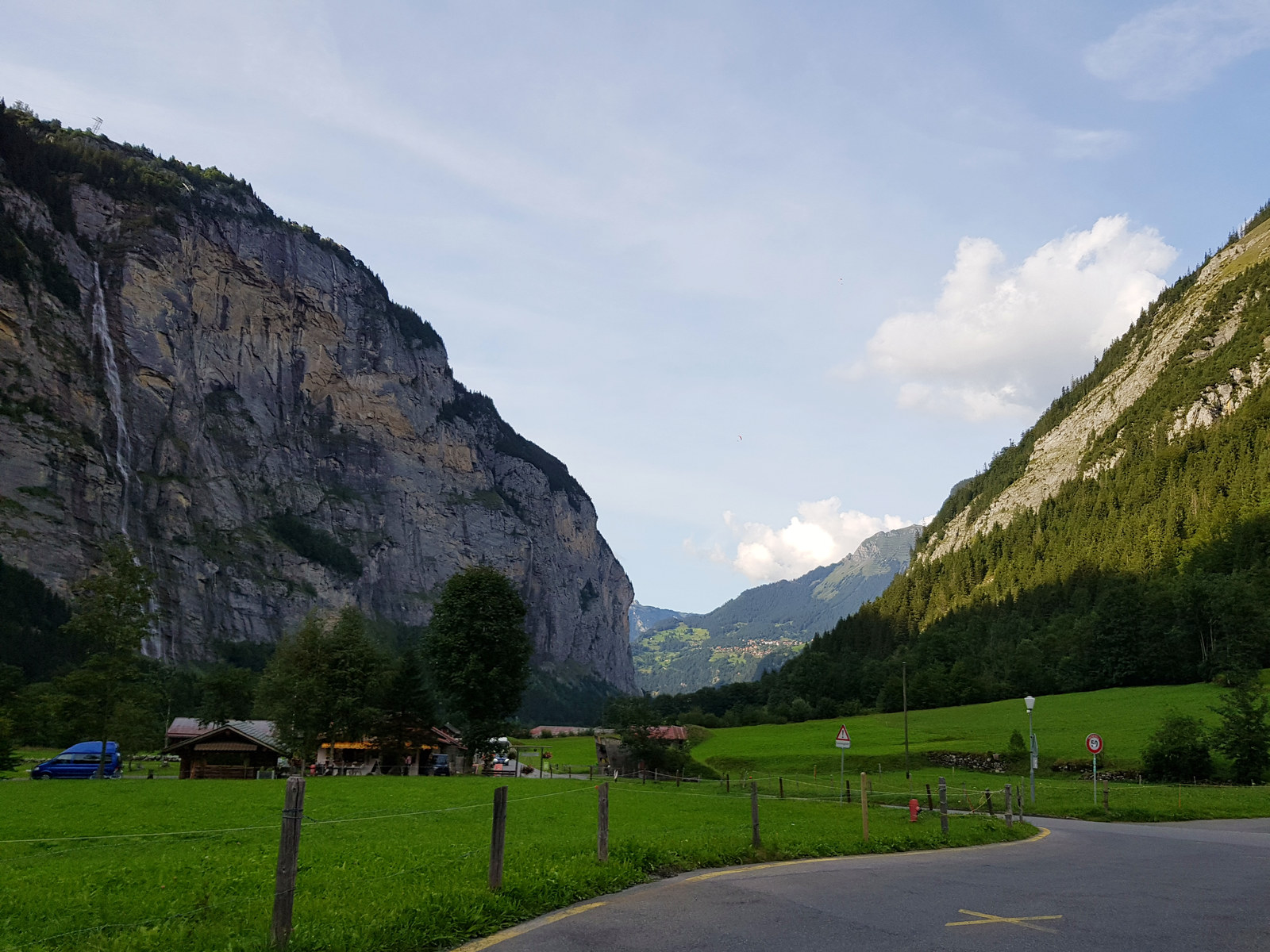 Paredão vertical do vale de Lauterbrunnen com uma cachoeira descendo pela rocha