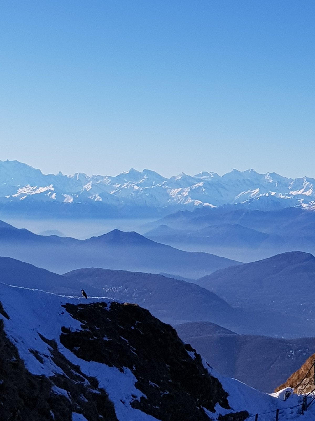 Vista vertical dos Alpes a partir do Monte Generoso, com neve em primeiro plano