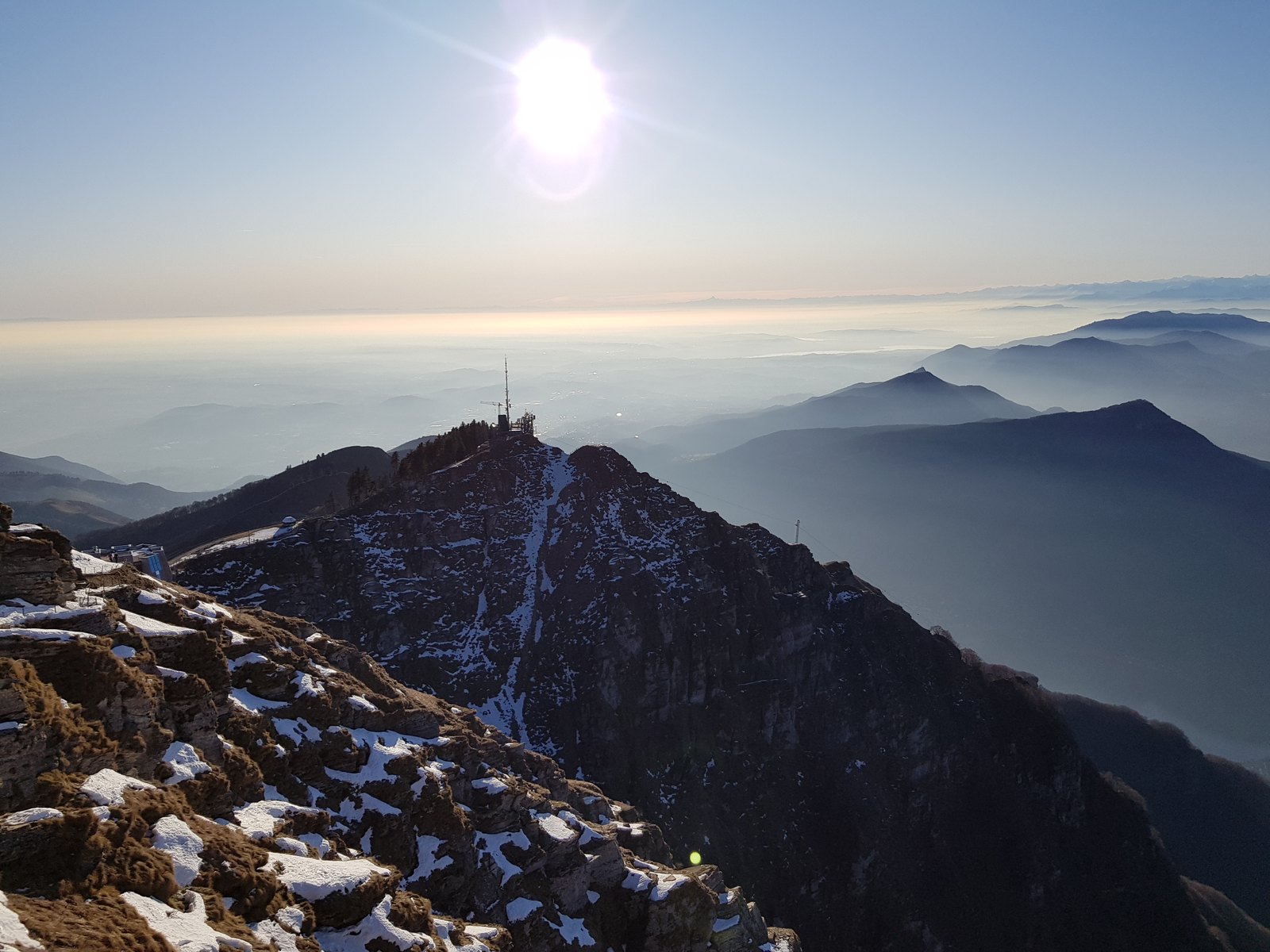 Trilha na crista do Monte Generoso com vista para os vales ao redor