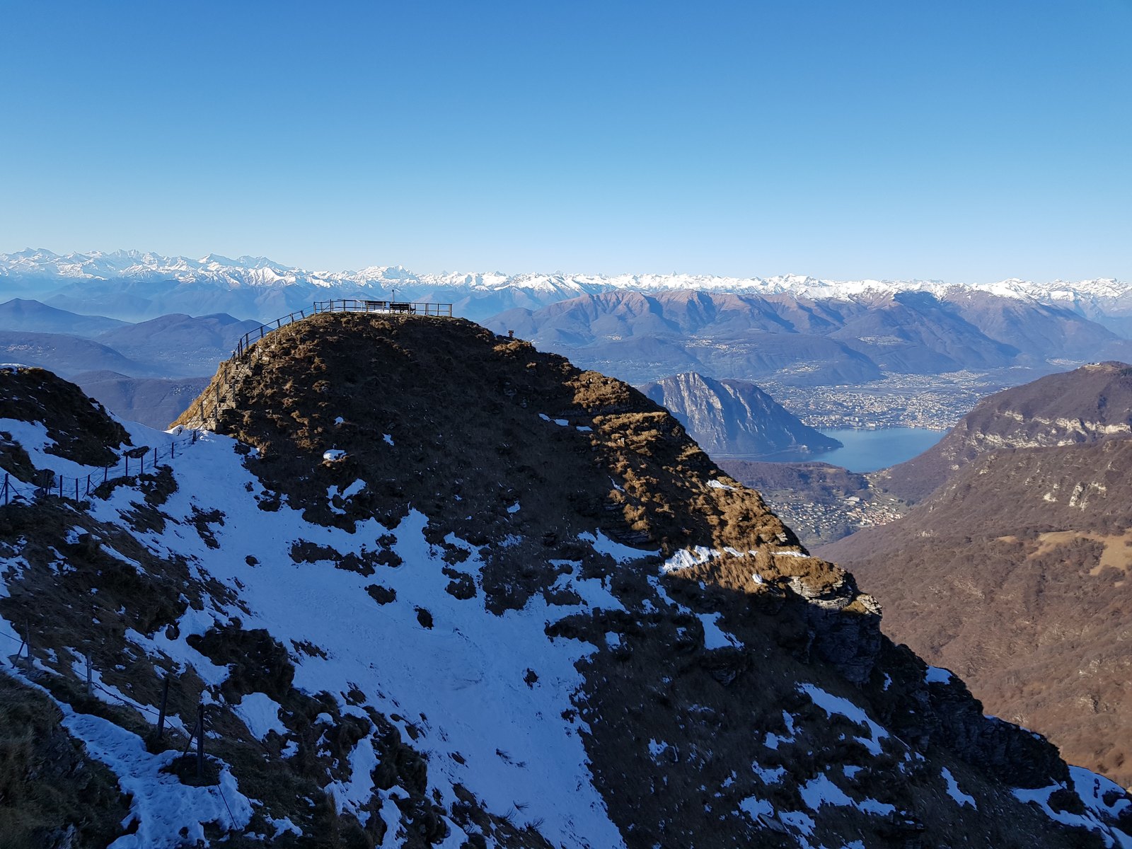 Cume nevado do Monte Generoso em janeiro, com trilha marcada na neve