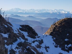 Panorama de montanhas em camadas visto do Monte Generoso
