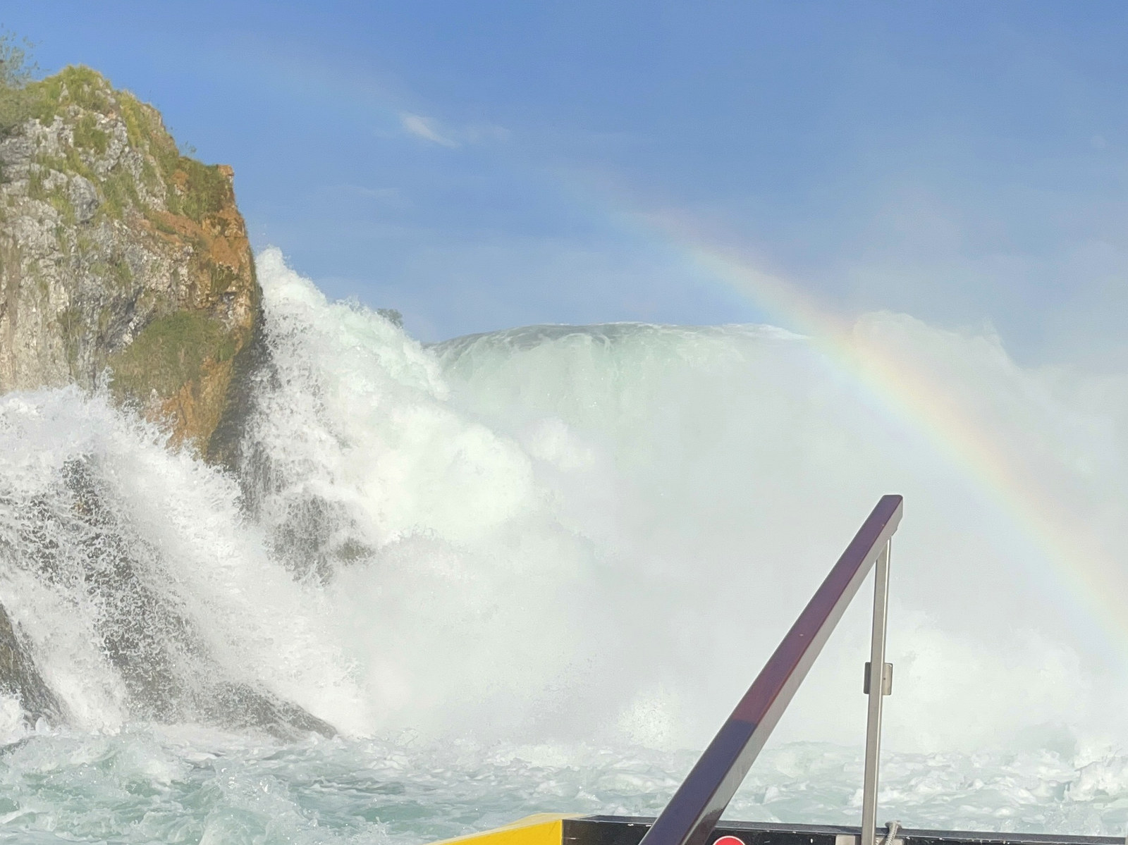 Arco-íris sobre a queda do Rheinfall, visto de dentro do barco amarelo