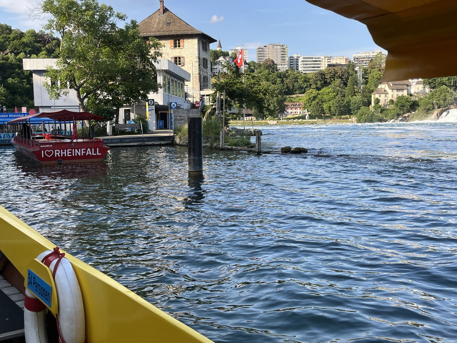 Embarcadouro de onde partem os barcos que cruzam o Rheinfall