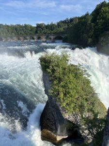 Rochedo central do Rheinfall cercado pelas quedas do Reno