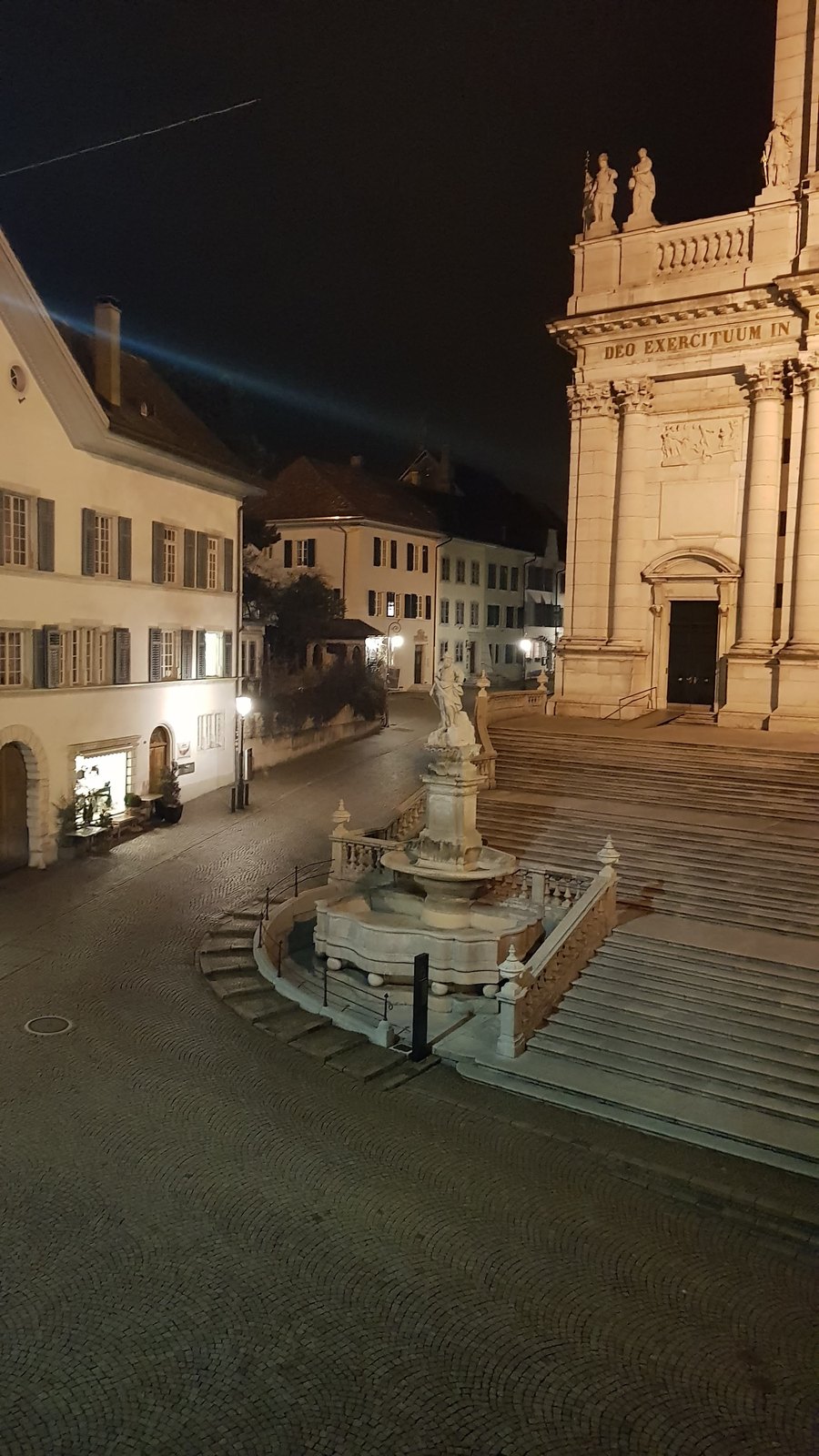 Escadaria da Catedral de Santo Urso em Solothurn iluminada à noite