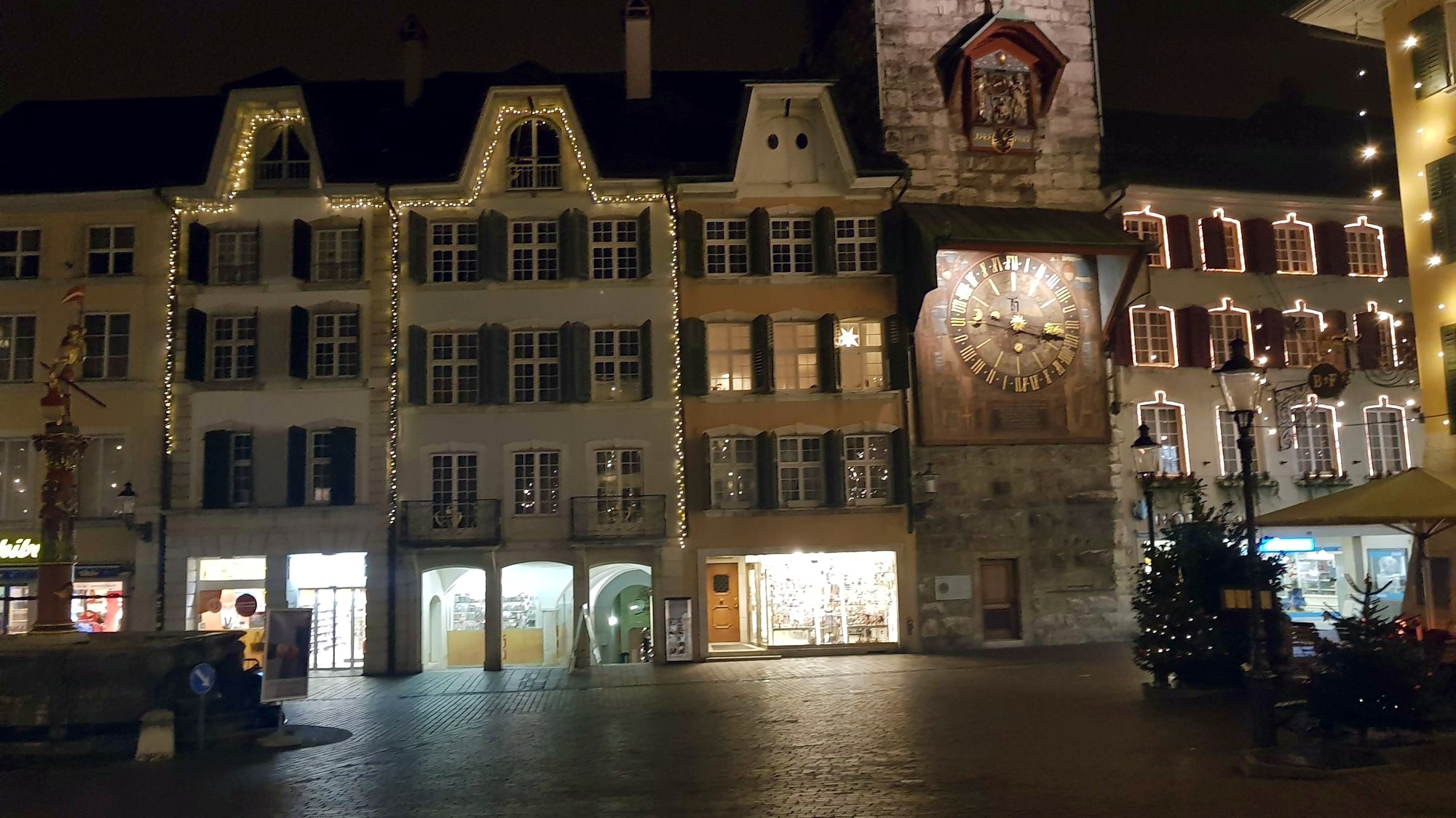 Marktplatz de Solothurn iluminado pelas luzes de Natal, com o Zeitglockenturm ao fundo