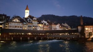 Cidade velha de Thun à beira do Aare na hora azul