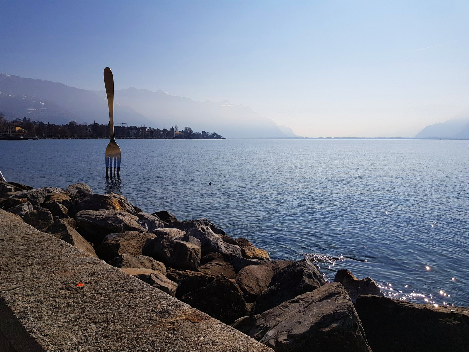 O garfo de Vevey no Lago Léman em um dia de inverno, com o céu carregado