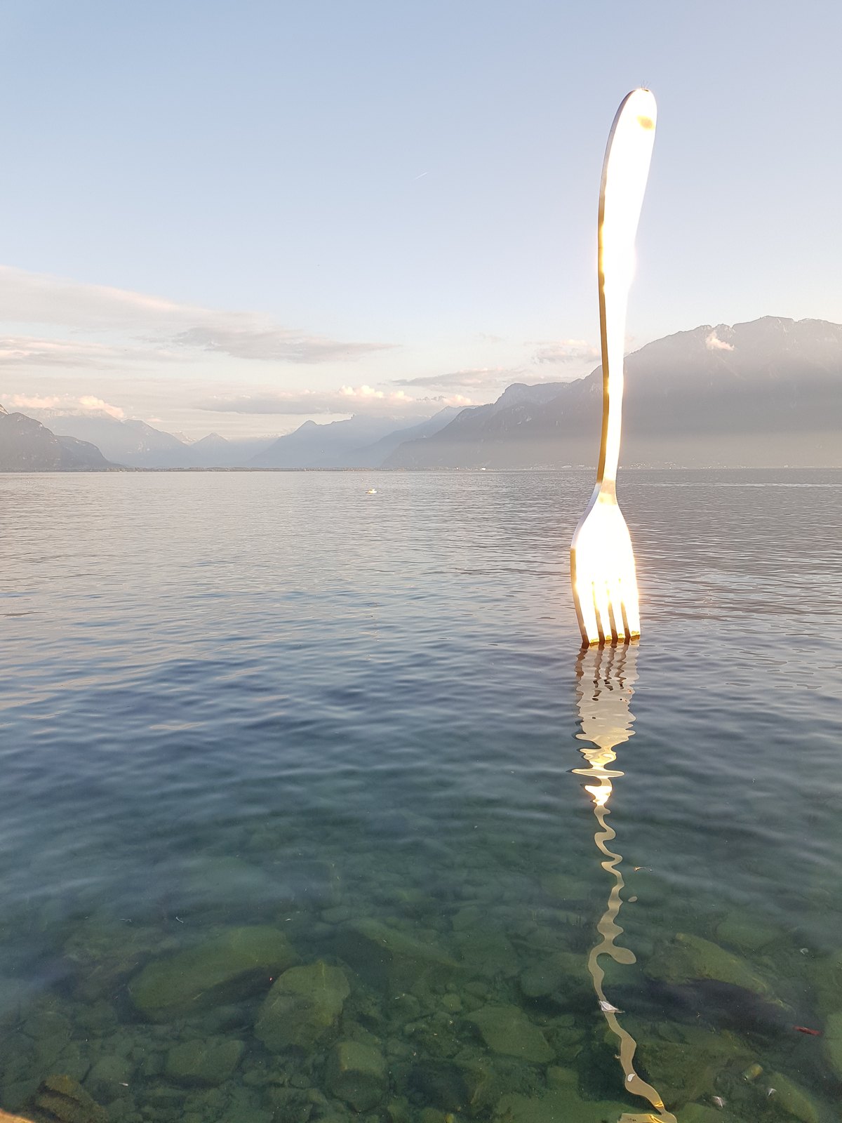 Vista vertical do garfo de Vevey no Lago Léman com os Alpes nevados ao fundo