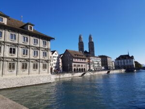 Rio Limmat com as torres da Grossmünster ao fundo, em Zurique