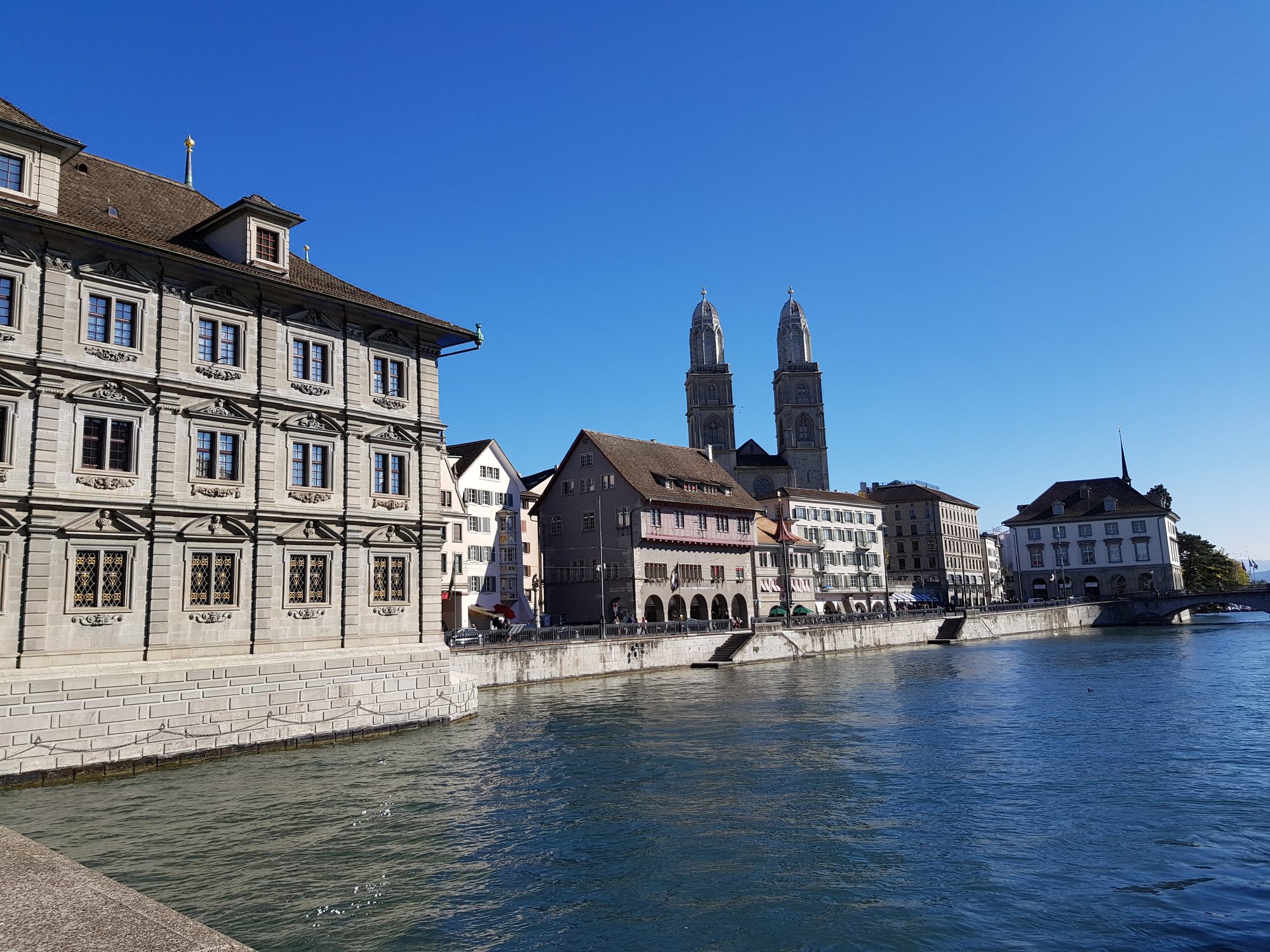 Rio Limmat com as torres da Grossmünster ao fundo, em Zurique