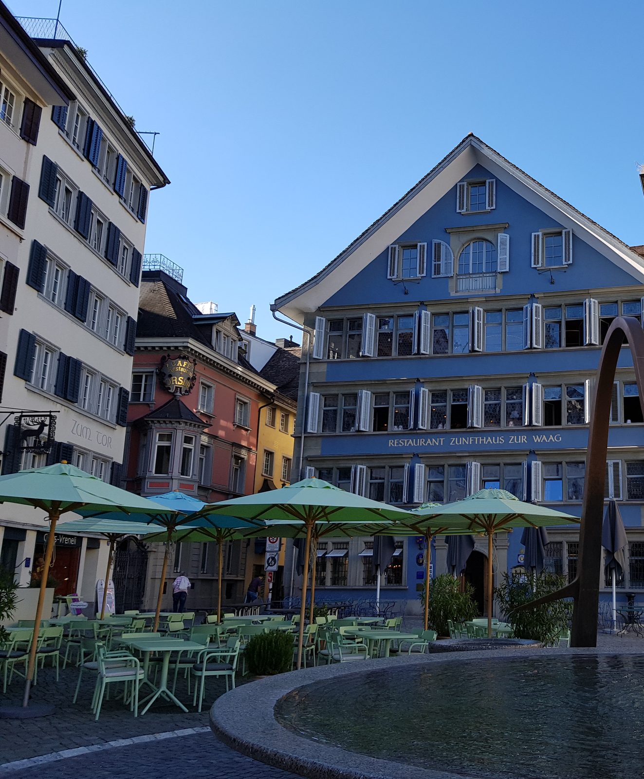 Mesas de café numa praça da cidade velha de Zurique