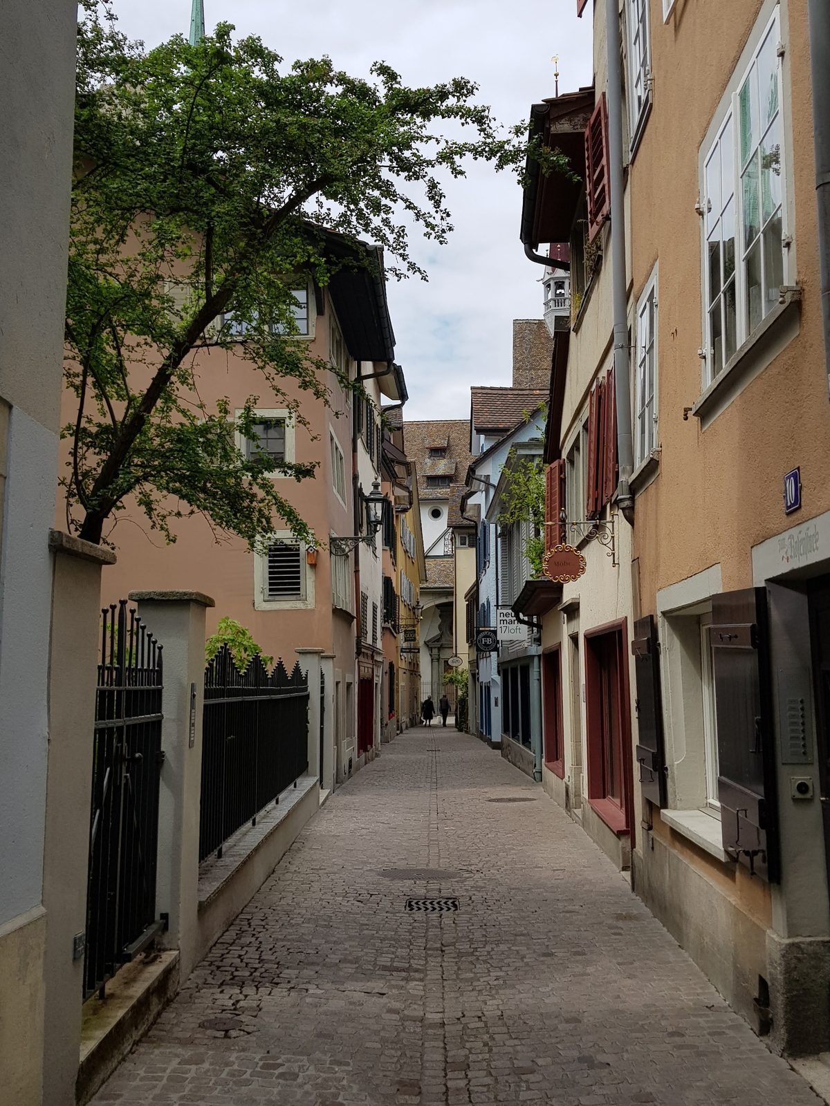 Ruela de paralelepípedo na cidade velha de Zurique