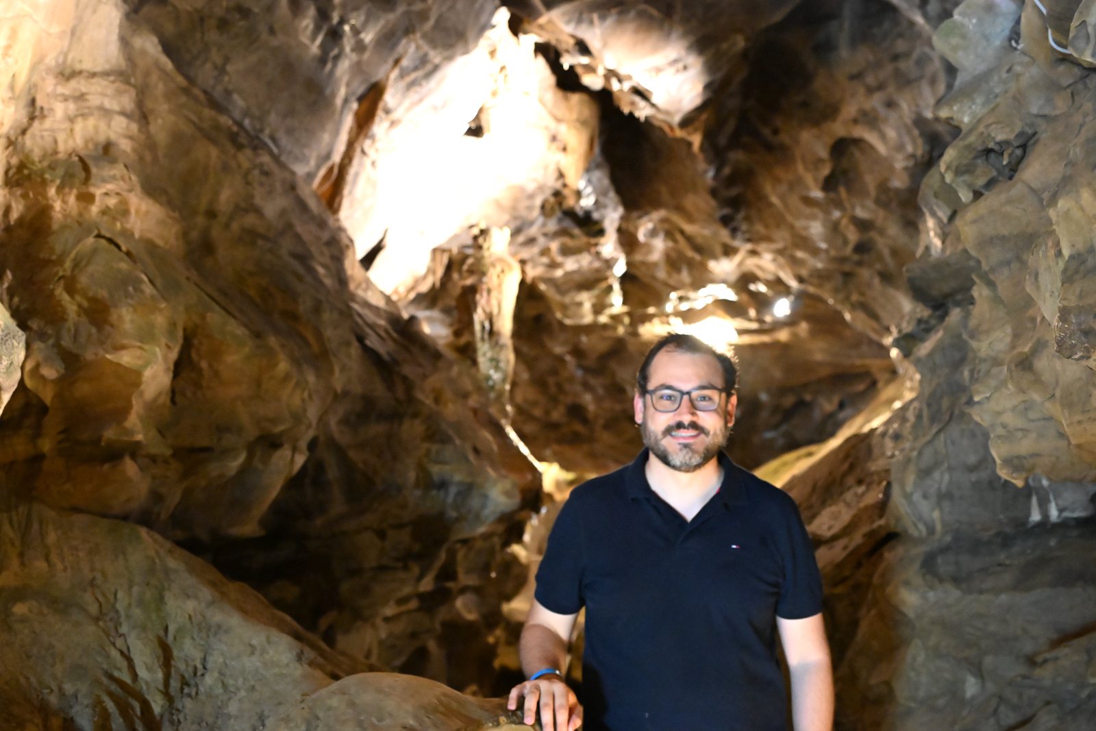 Raphael, cofundador da Viagem Suíça, dentro das Grutas de São Beatus
