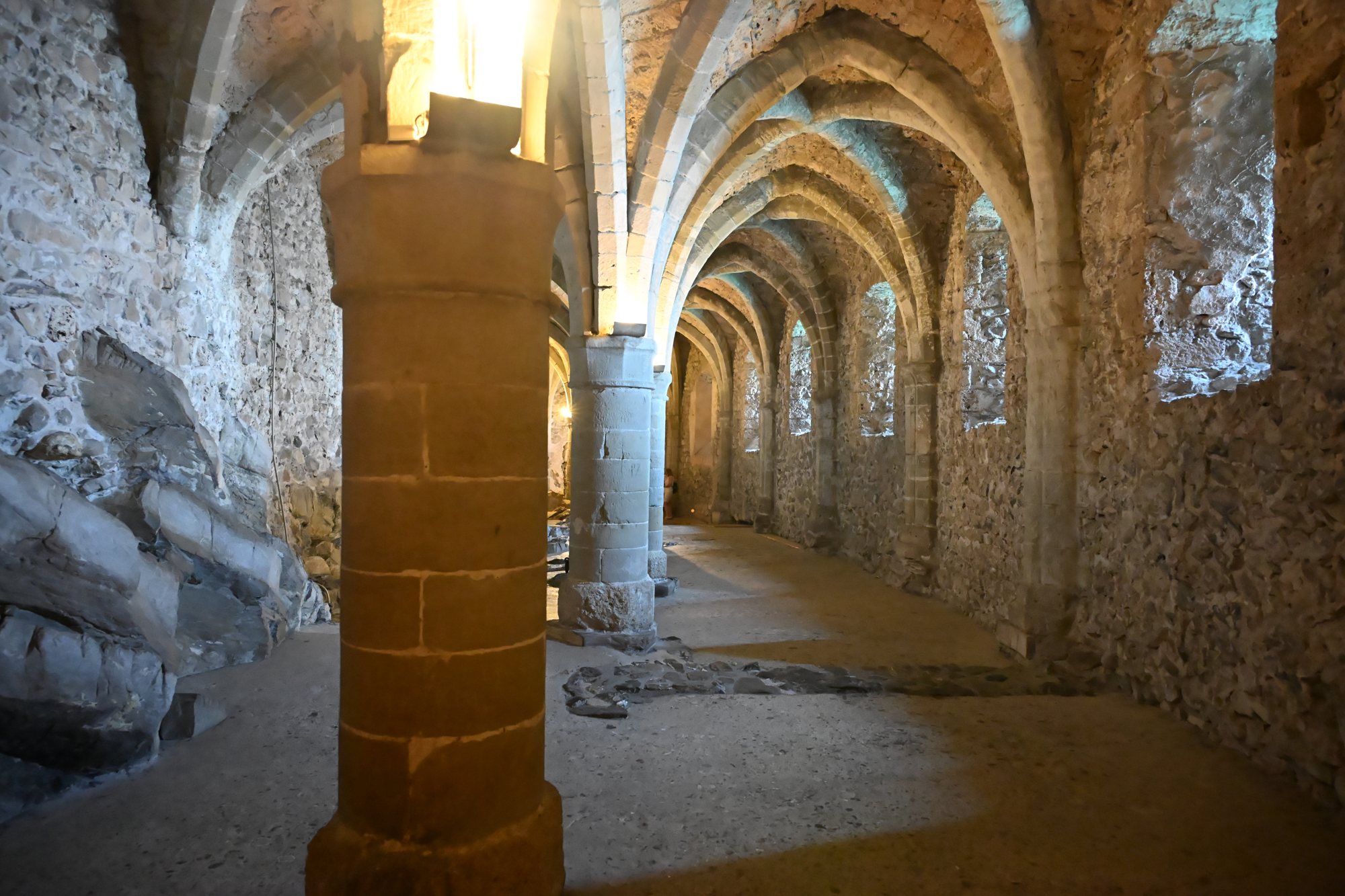 Adega do Castelo de Chillon com pilares góticos e abóbadas de nervuras