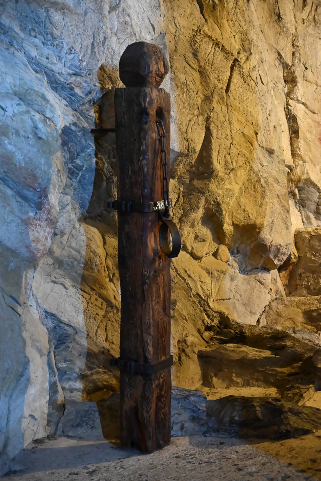Argola de ferro e corrente fixadas num poste de madeira na prisão do Castelo de Chillon