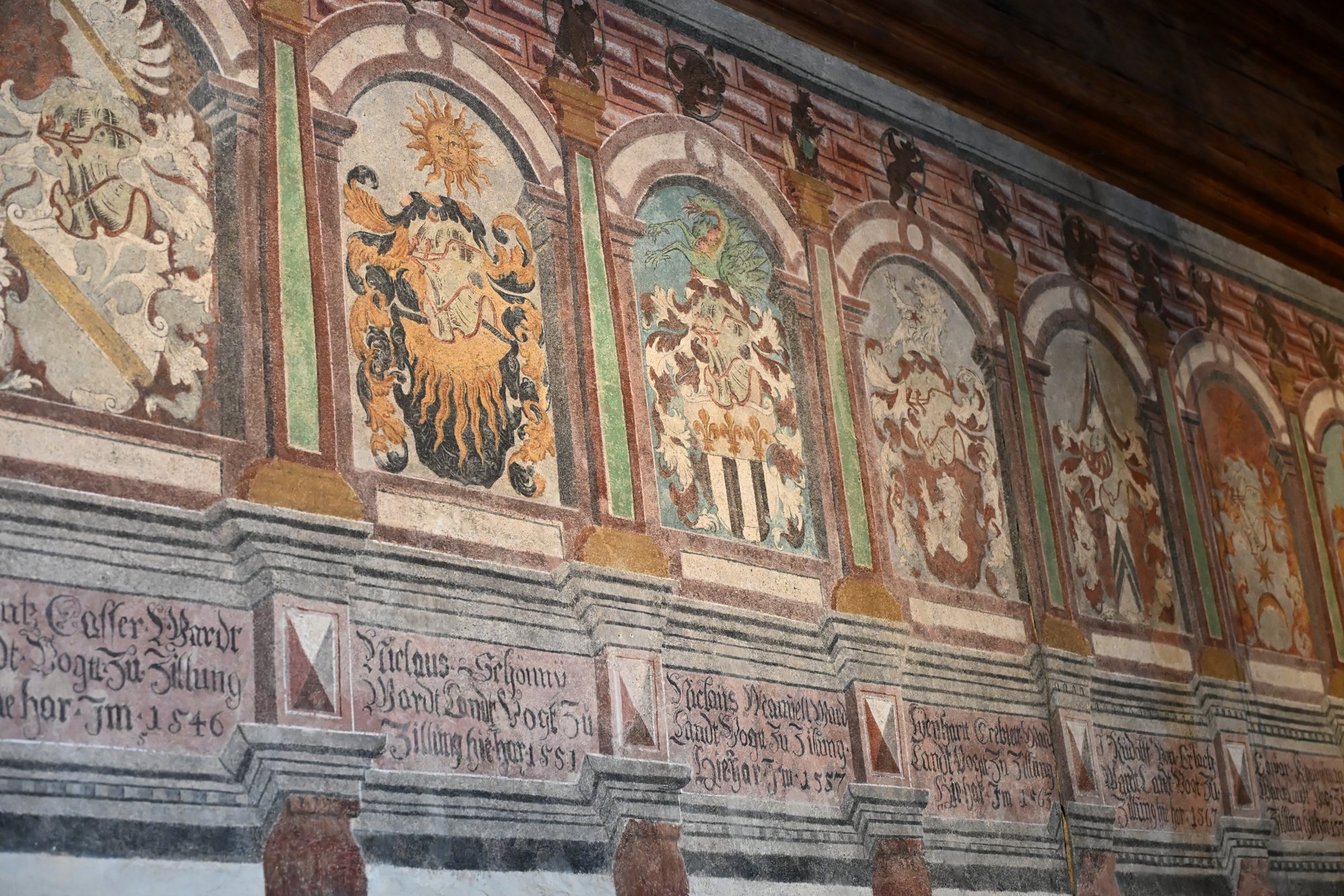 Parede da sala dos brasões em Chillon com escudos dos bailios berneses e datas do século XVI