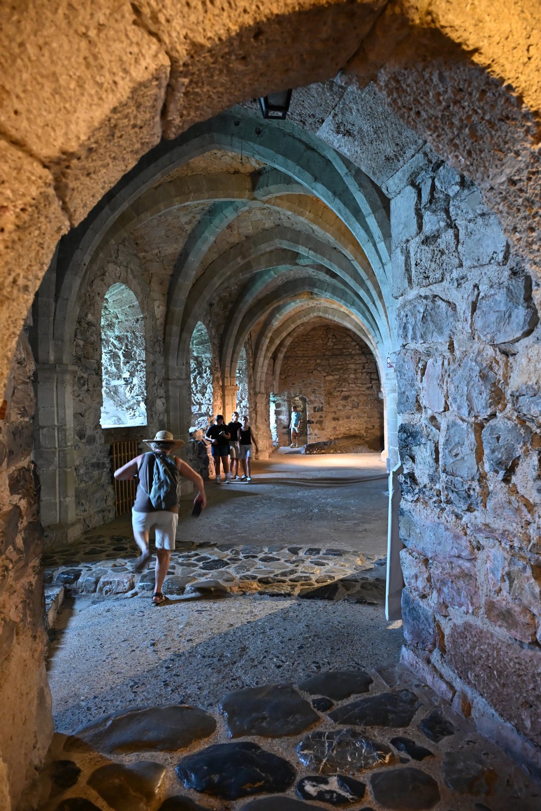 Passagem em arco para os subterrâneos do Castelo de Chillon, com abóbadas góticas ao fundo