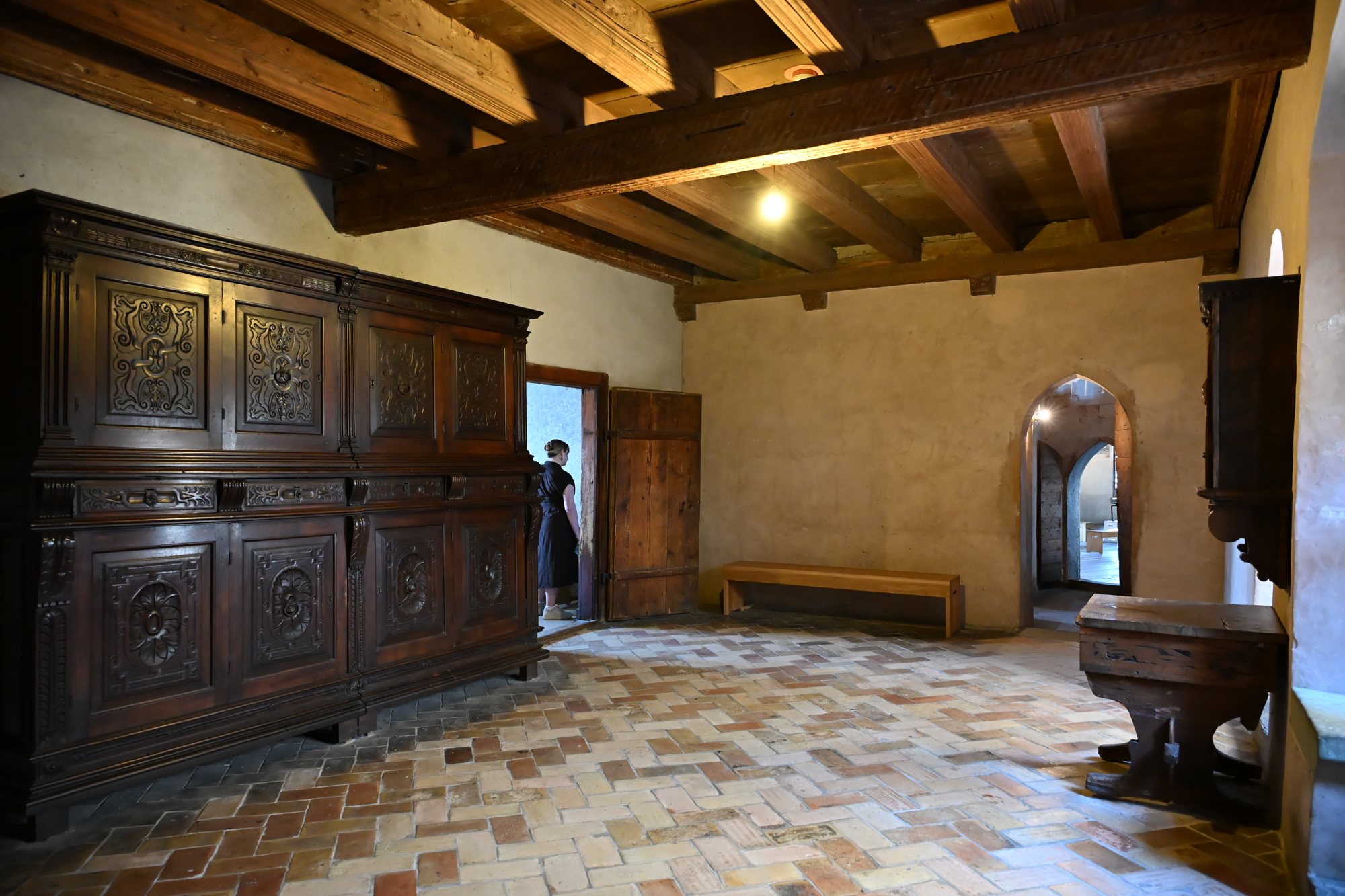 Quarto do Castelo de Chillon com armário de madeira esculpido e piso de tijolos