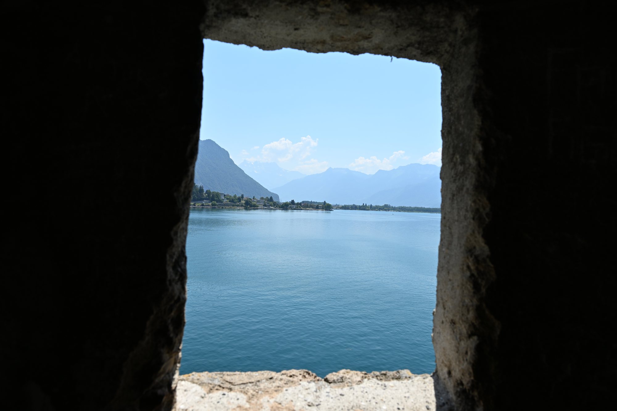 Seteira do Castelo de Chillon com o Lago Léman azul emoldurado pela pedra