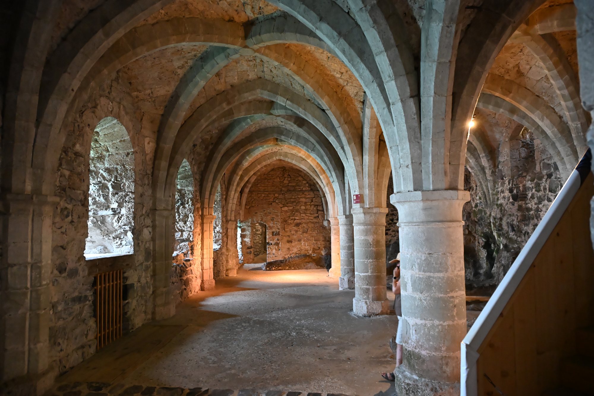Subterrâneos do Castelo de Chillon com abóbadas de pedra e a rocha da ilha à vista