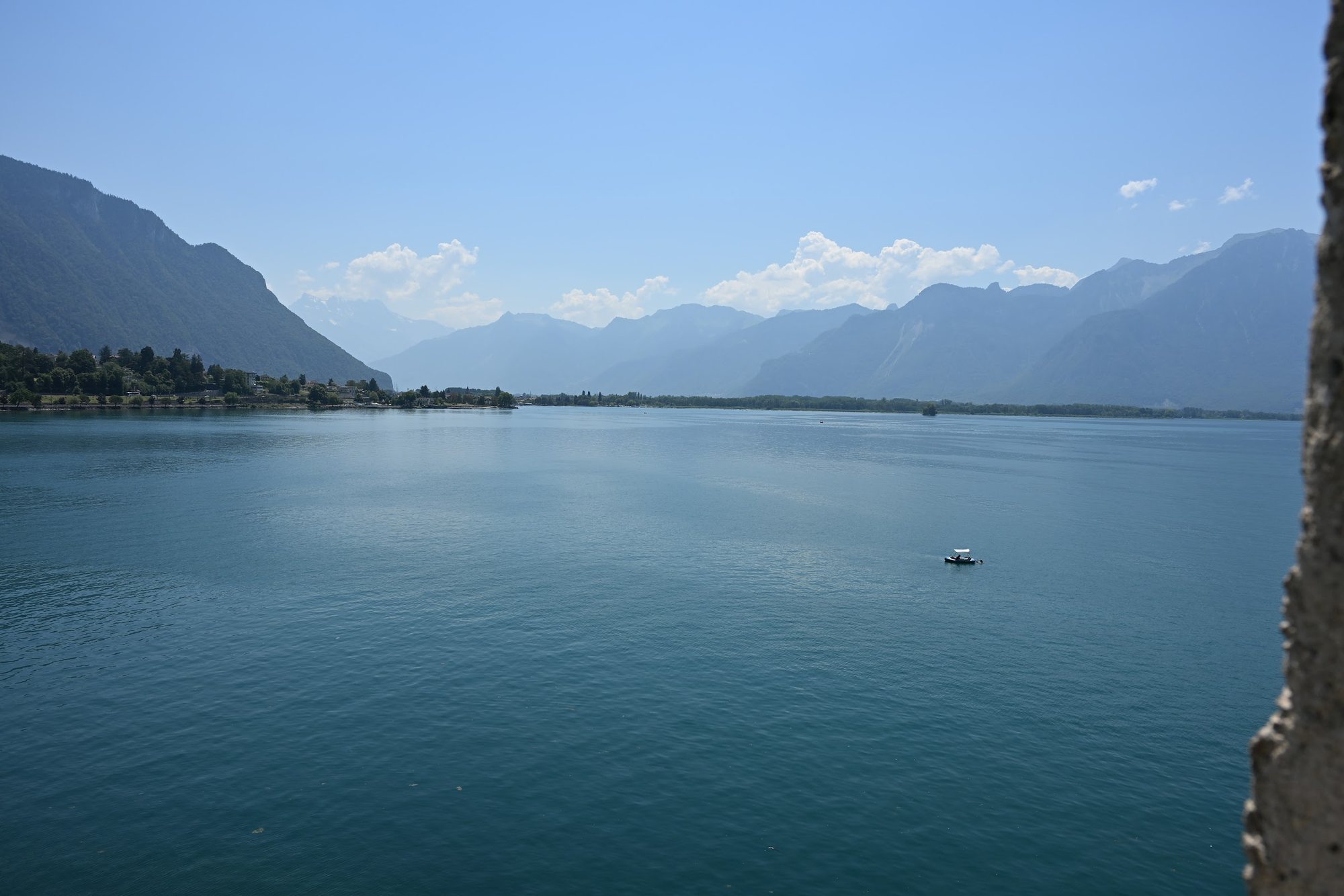 Lago Léman visto do alto do Castelo de Chillon na direção de Villeneuve e da planície do Ródano