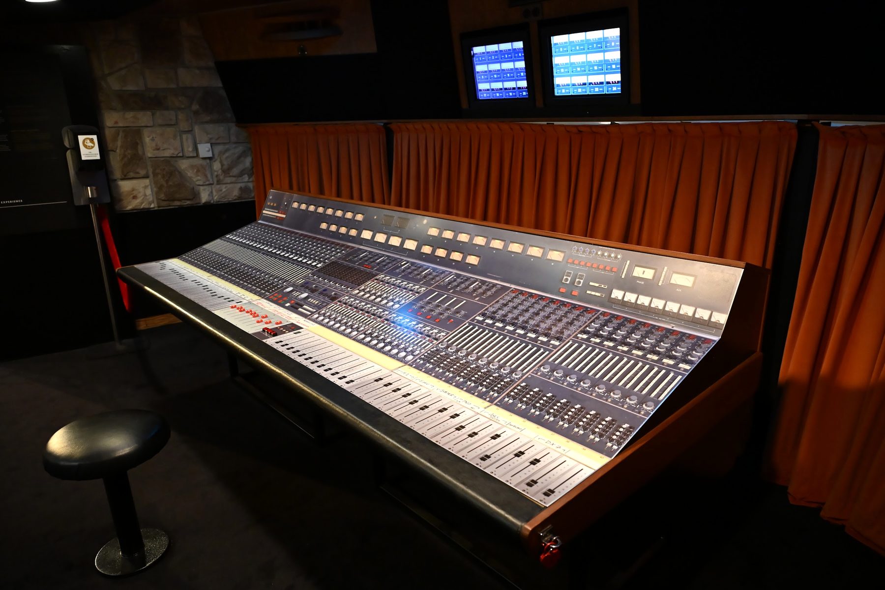 Mesa de mixagem original do Mountain Studios em Montreux, com monitores e cortinas laranja