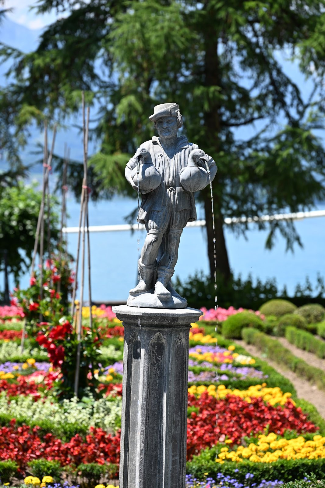 Estátua de chafariz do Castelo de Oberhofen representando uma figura que carrega dois odres de água
