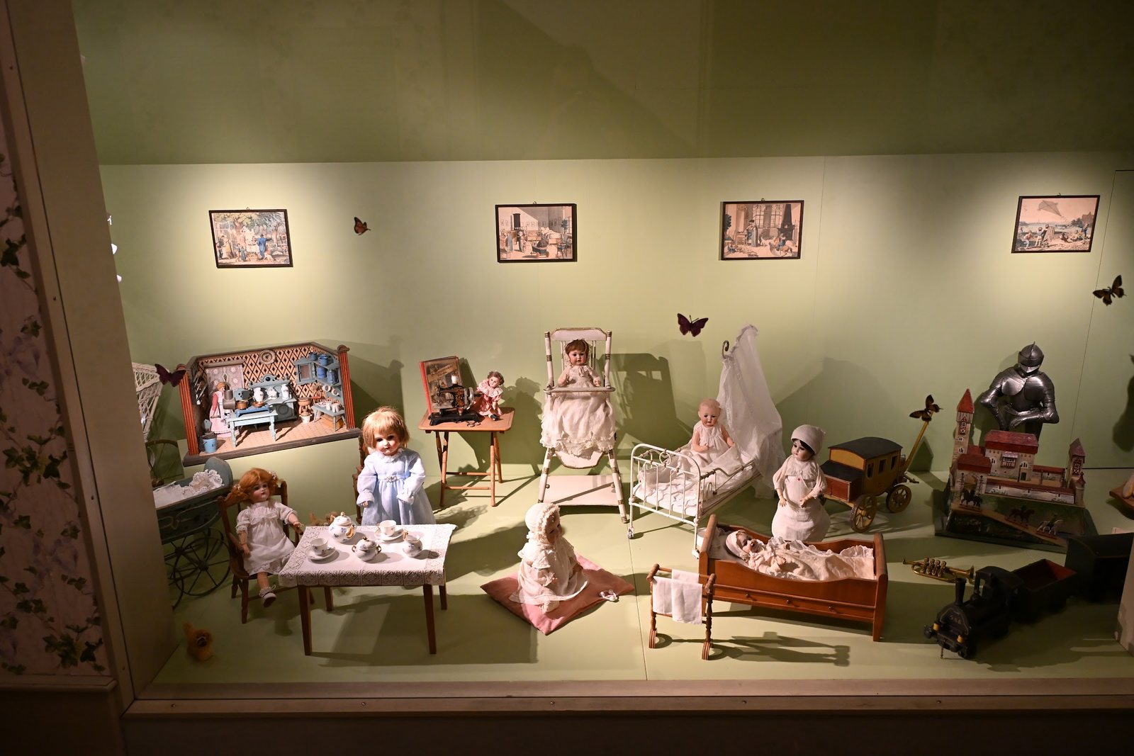 Vitrine do mundo das crianças no Castelo de Oberhofen com bonecas antigas, cozinha de boneca, carruagem, cavaleiro de armadura e locomotiva de lata