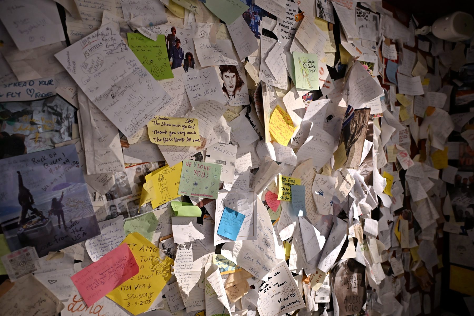 Parede coberta de bilhetes coloridos deixados por fãs do Queen em Montreux