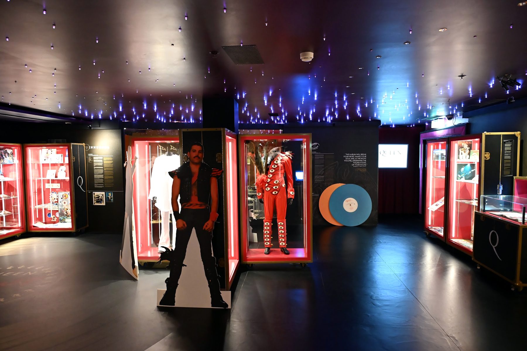 Vitrines vermelhas com figurinos de palco de Freddie Mercury na exposição de Montreux